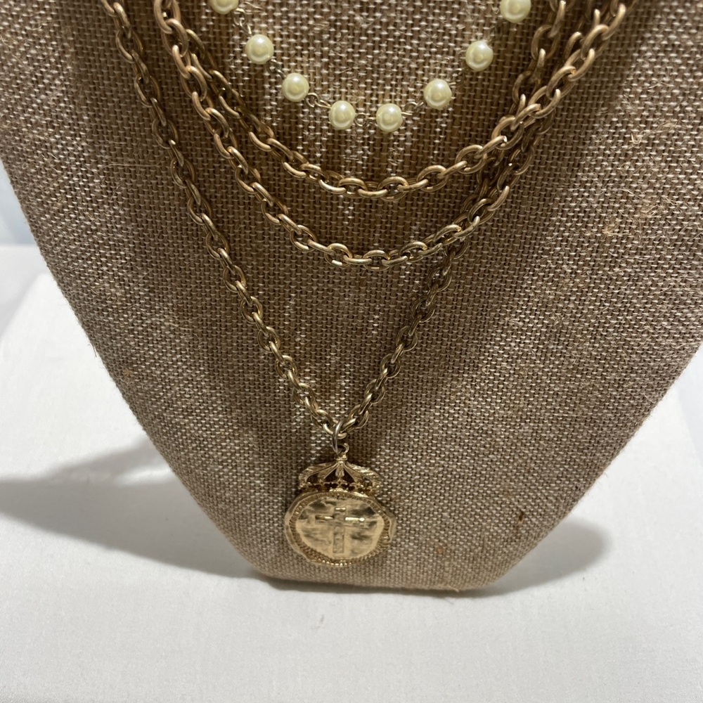 Elegant Gold Layered Necklace with Pearl Accents